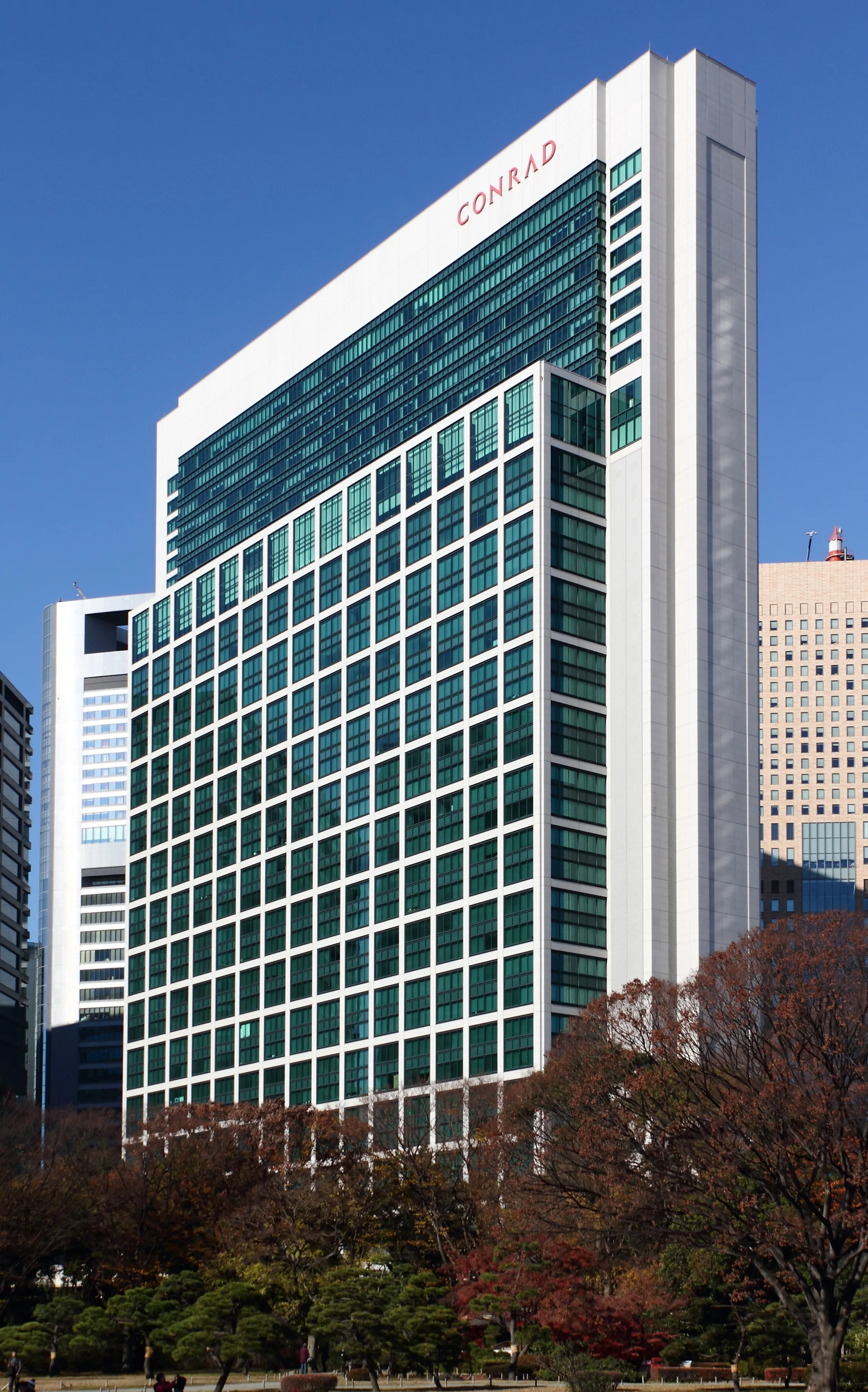 CONRADの名称サインが写る、コンラッド東京が入居する東京汐留ビルディングの外観