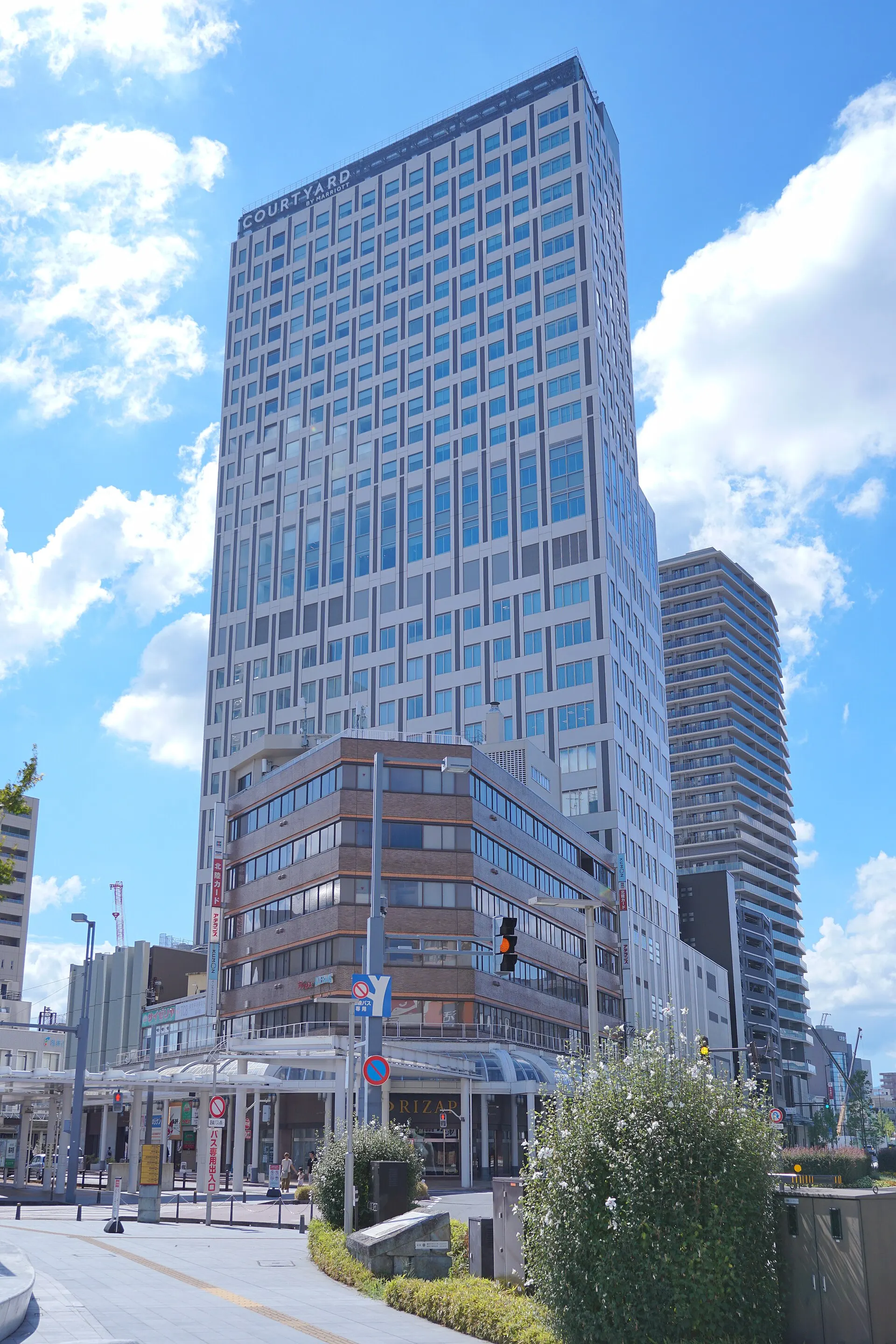 建物上部のCourtyard by Marriott看板が見えるコートヤード・バイ・マリオット福井の外観