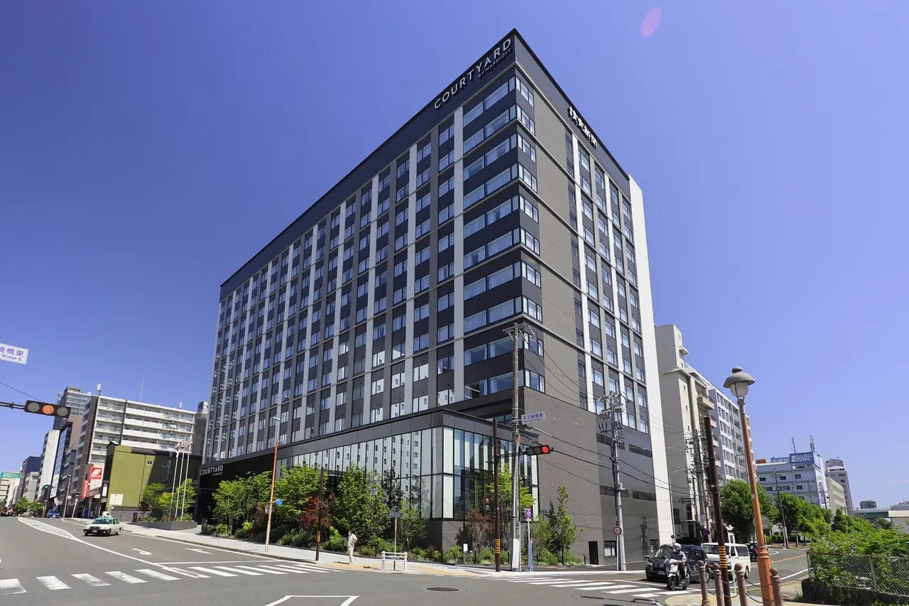 建物上部と低層入口にCOURTYARDのサインが見えるコートヤード・バイ・マリオット名古屋の外観