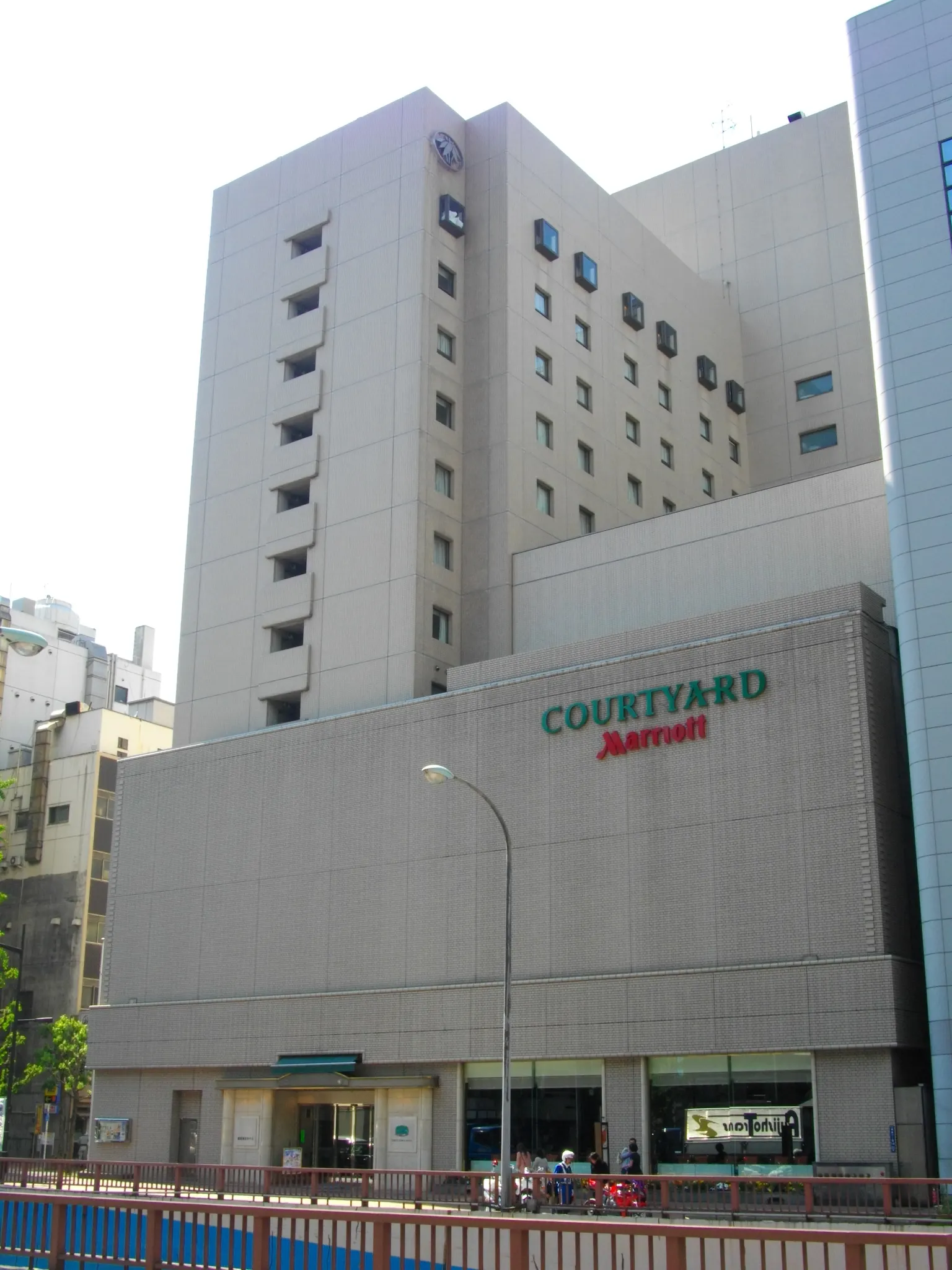 2013年撮影、COURTYARD Marriottの看板があるコートヤード・マリオット銀座東武ホテルの外観