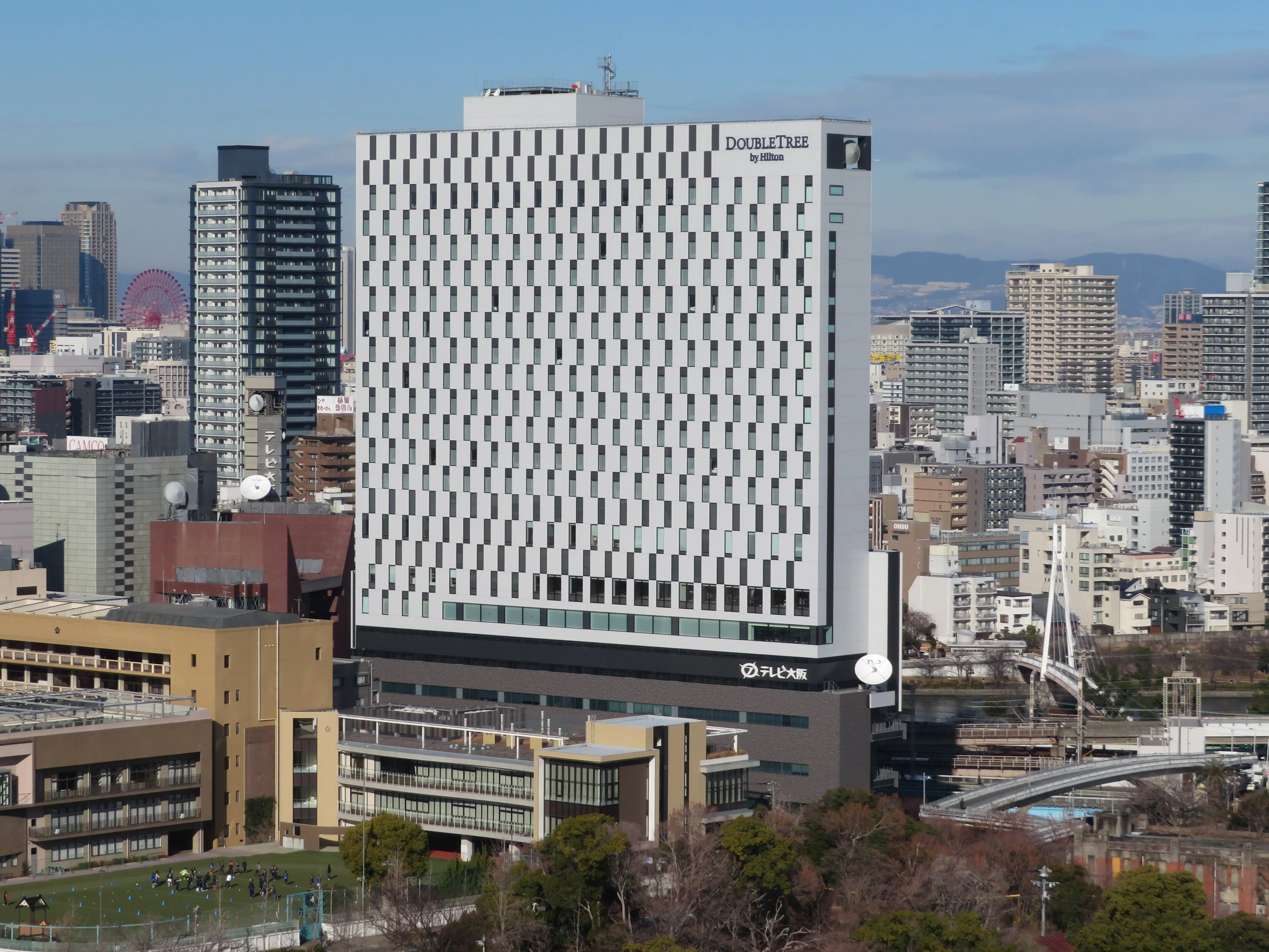 DoubleTree by Hiltonの名称サインが写るダブルツリーbyヒルトン大阪城の外観
