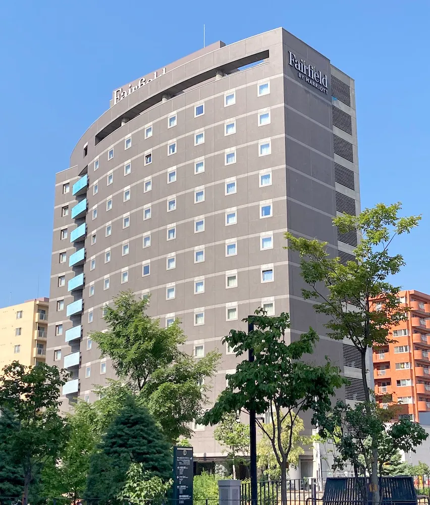 建物上部にFairfield by Marriottの看板があるフェアフィールド・バイ・マリオット札幌の外観