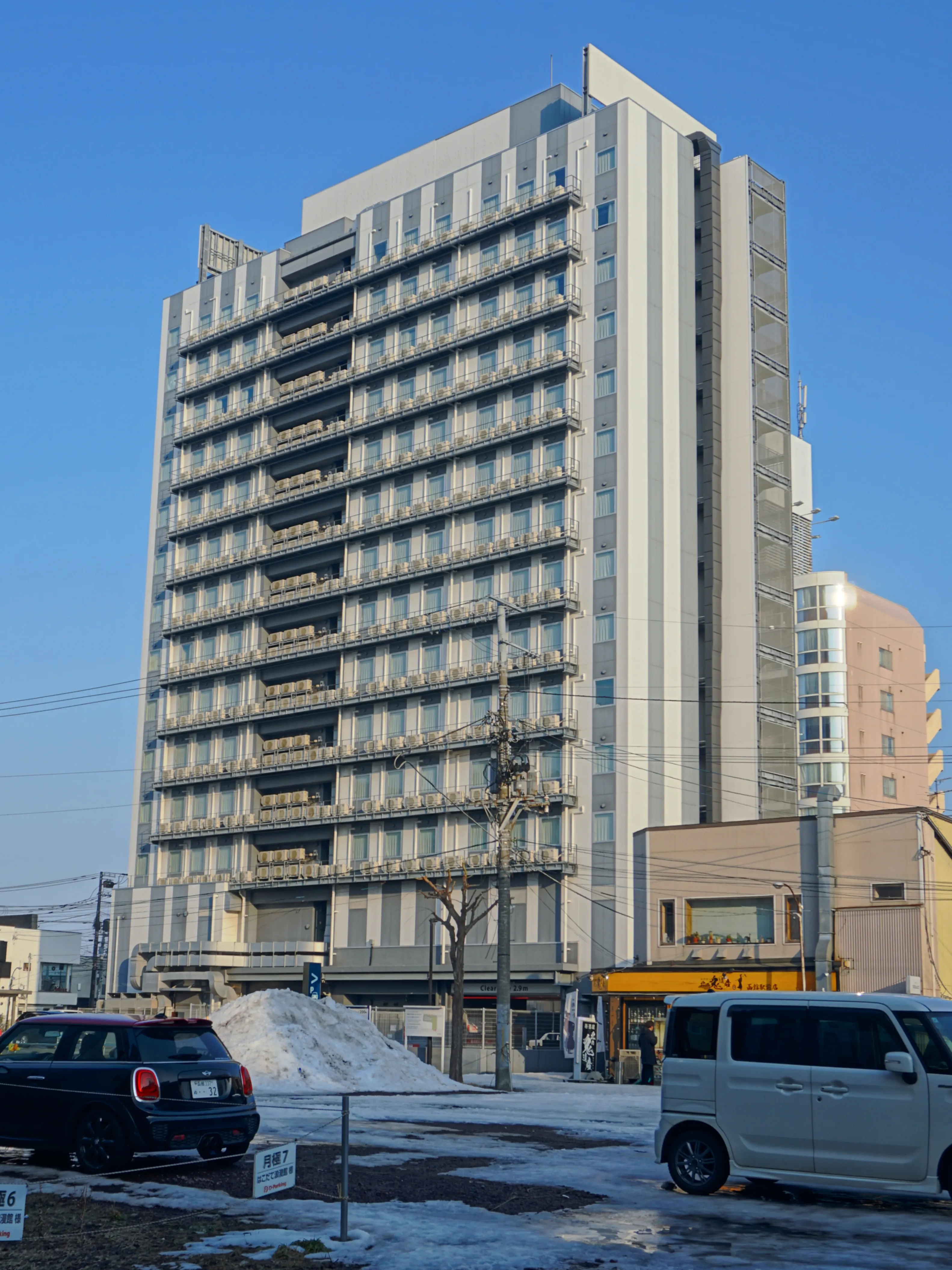 裏側から見たフォーポイント フレックス by シェラトン 函館駅の外観(2026年撮影)