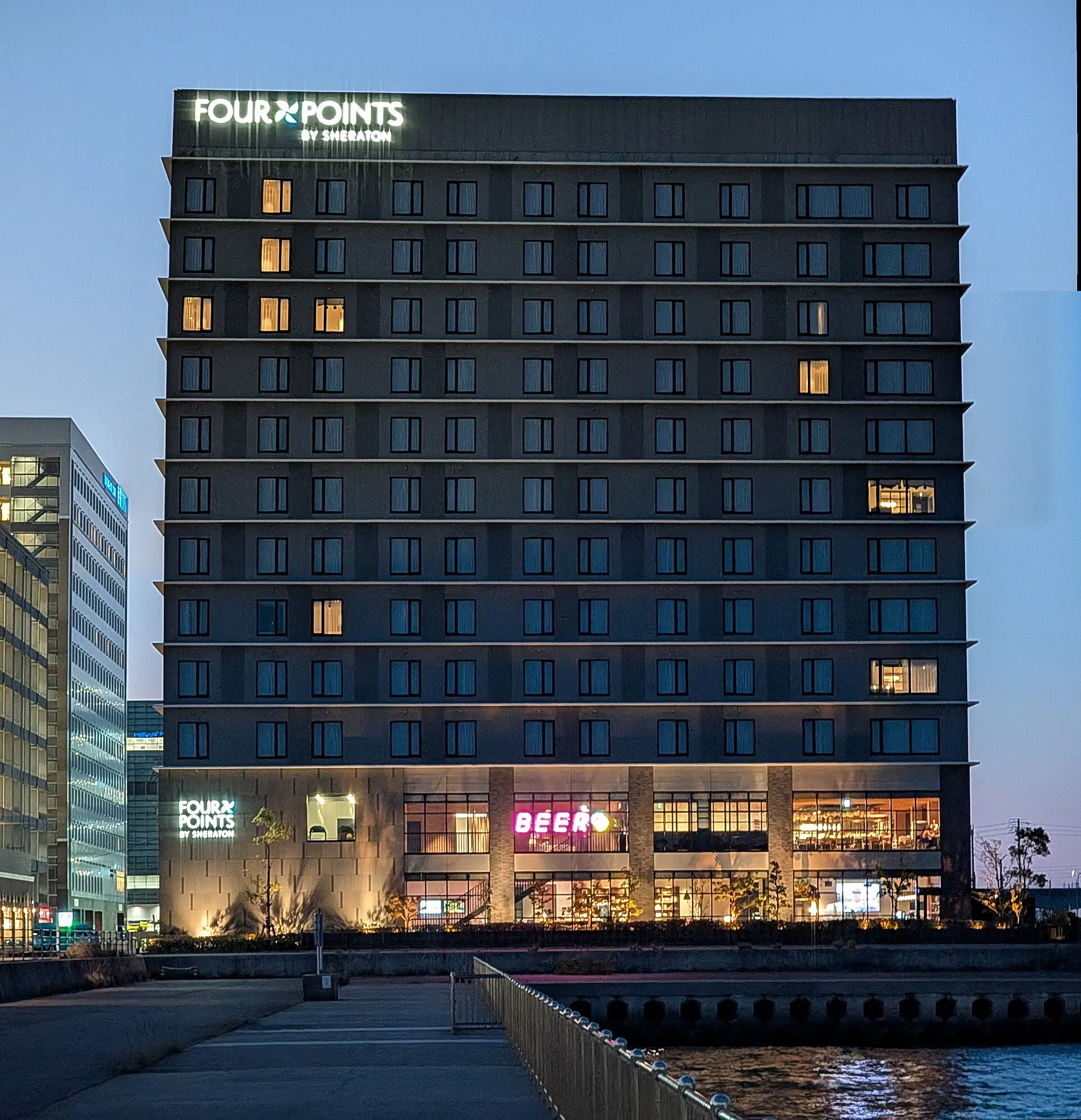 建物上部のFour Points by Sheraton看板が見えるフォーポイントバイシェラトン名古屋 中部国際空港の外観