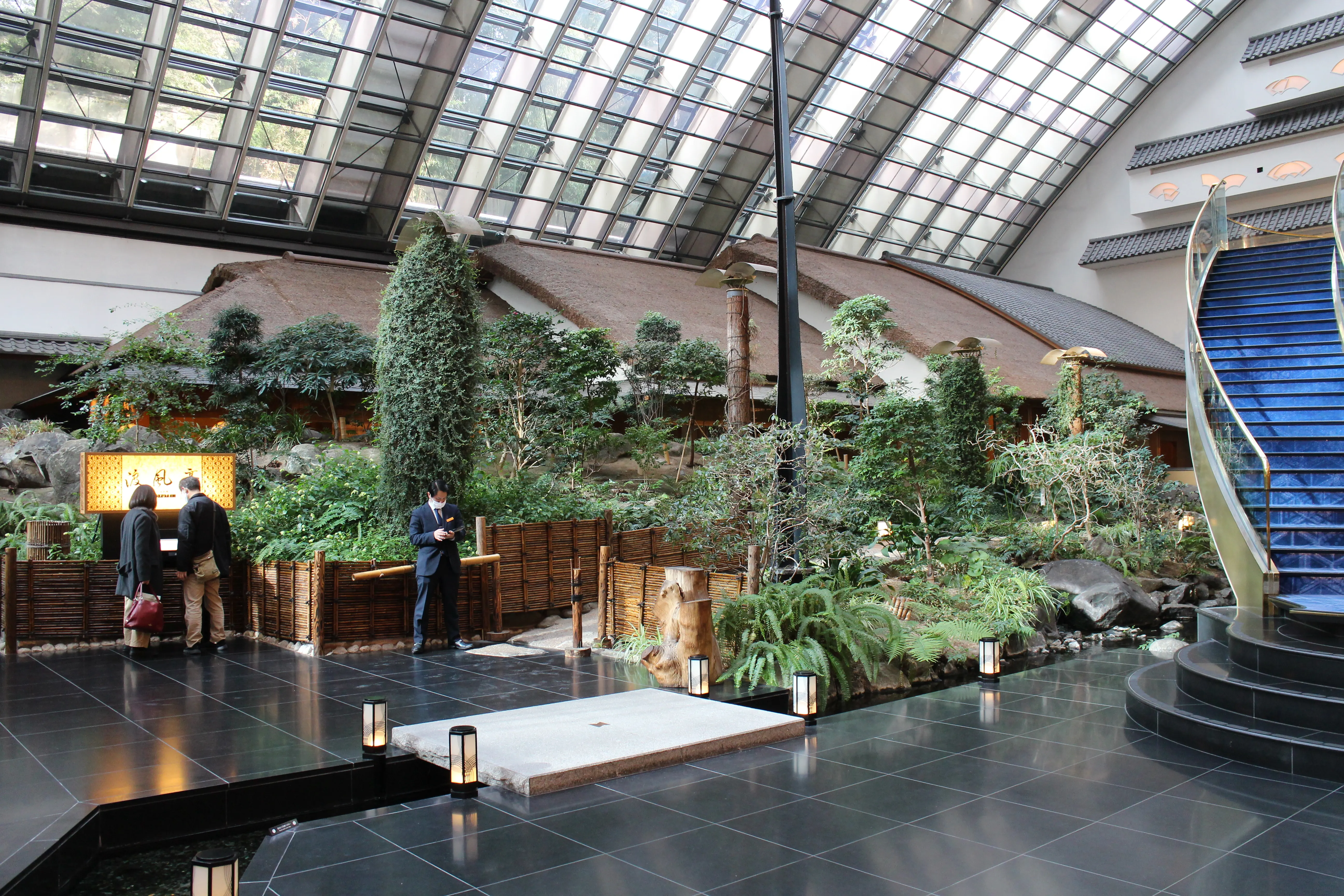 庭園と青い階段が写る雅叙園東京のアトリウムガーデン(2020年撮影)