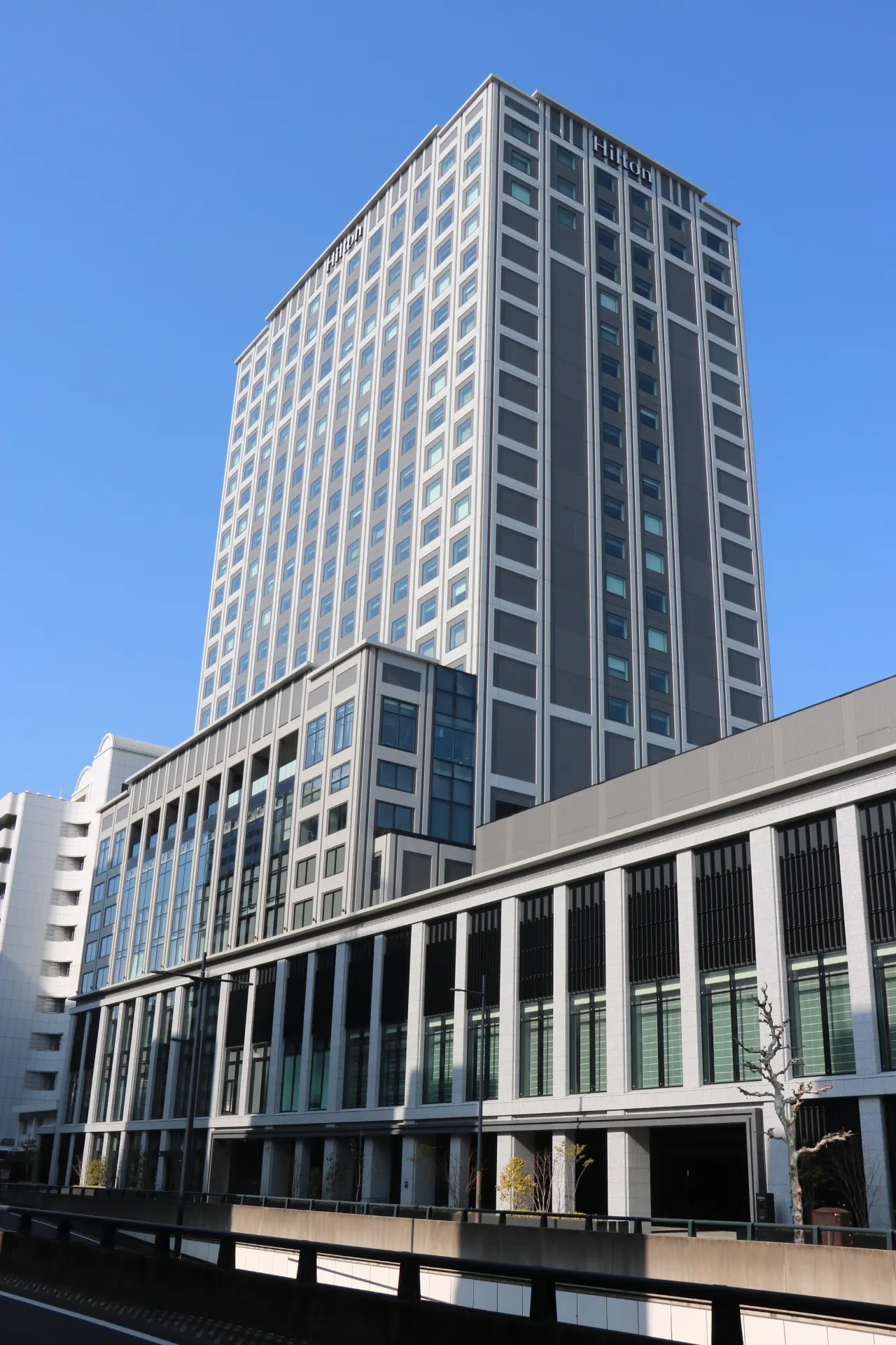建物上部のHiltonサインが写るヒルトン広島の外観