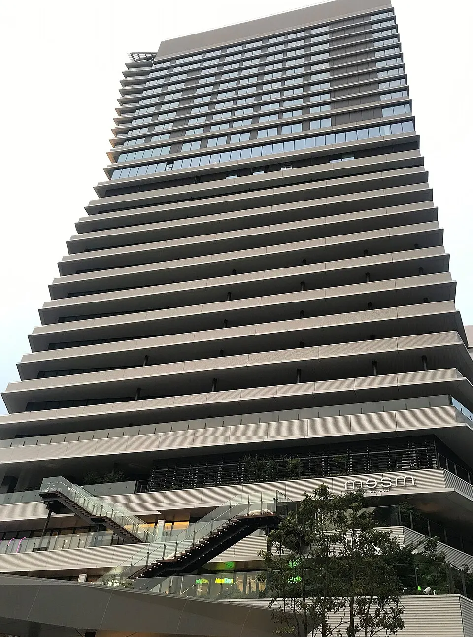 WATERS takeshibaタワー棟の低層部にmesm TOKYOのサインが見えるメズム東京、オートグラフ コレクションの外観