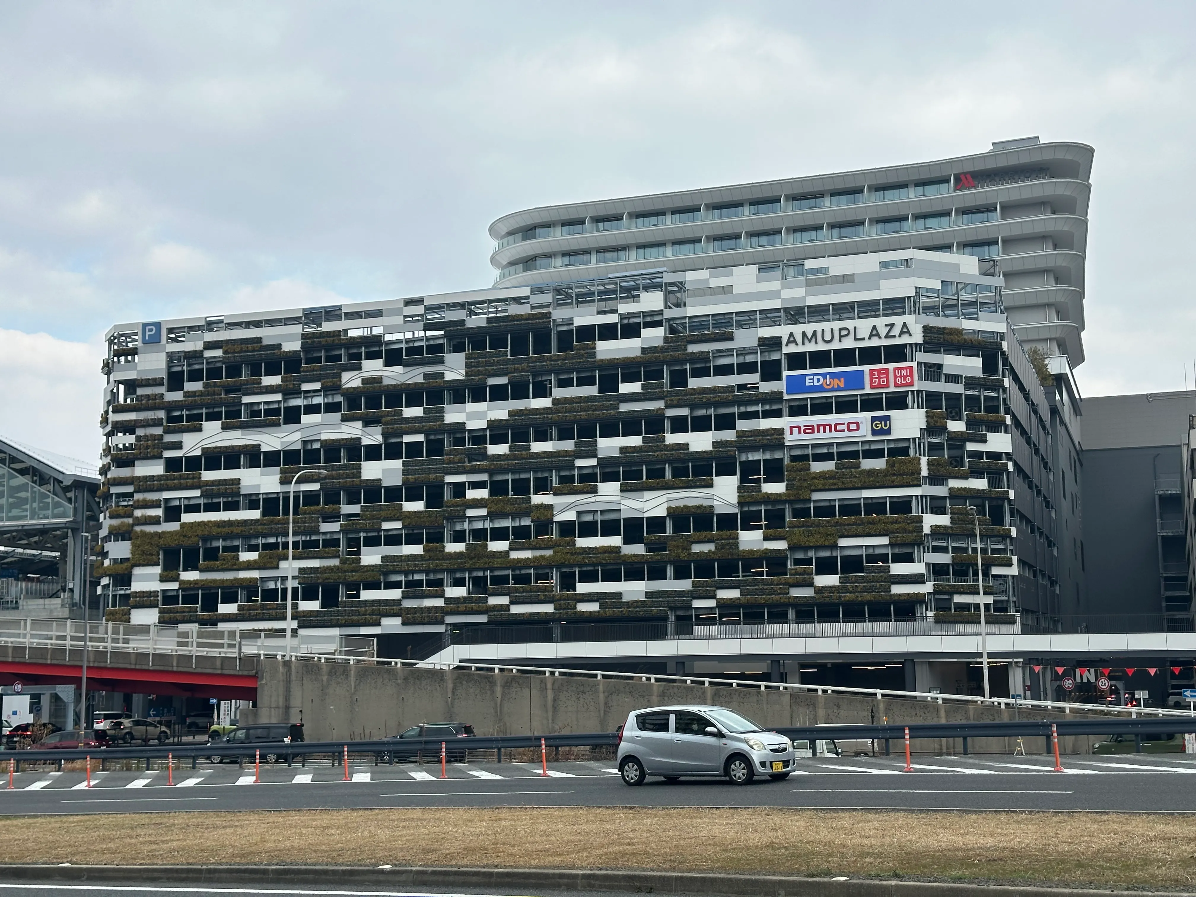 MARRIOTTの名称サインとホテル上層階が見える、長崎マリオットホテルが入居するJR長崎駅ビルの外観
