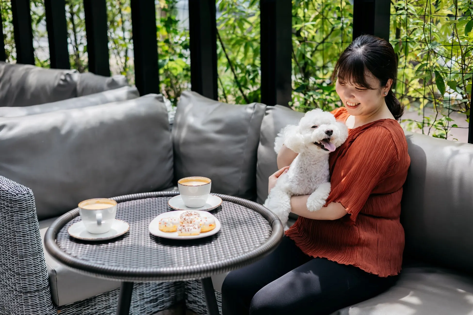 モクシー大阪梅田の人物と犬が写るテラスの利用イメージ（2026年公開資料、撮影年不明）