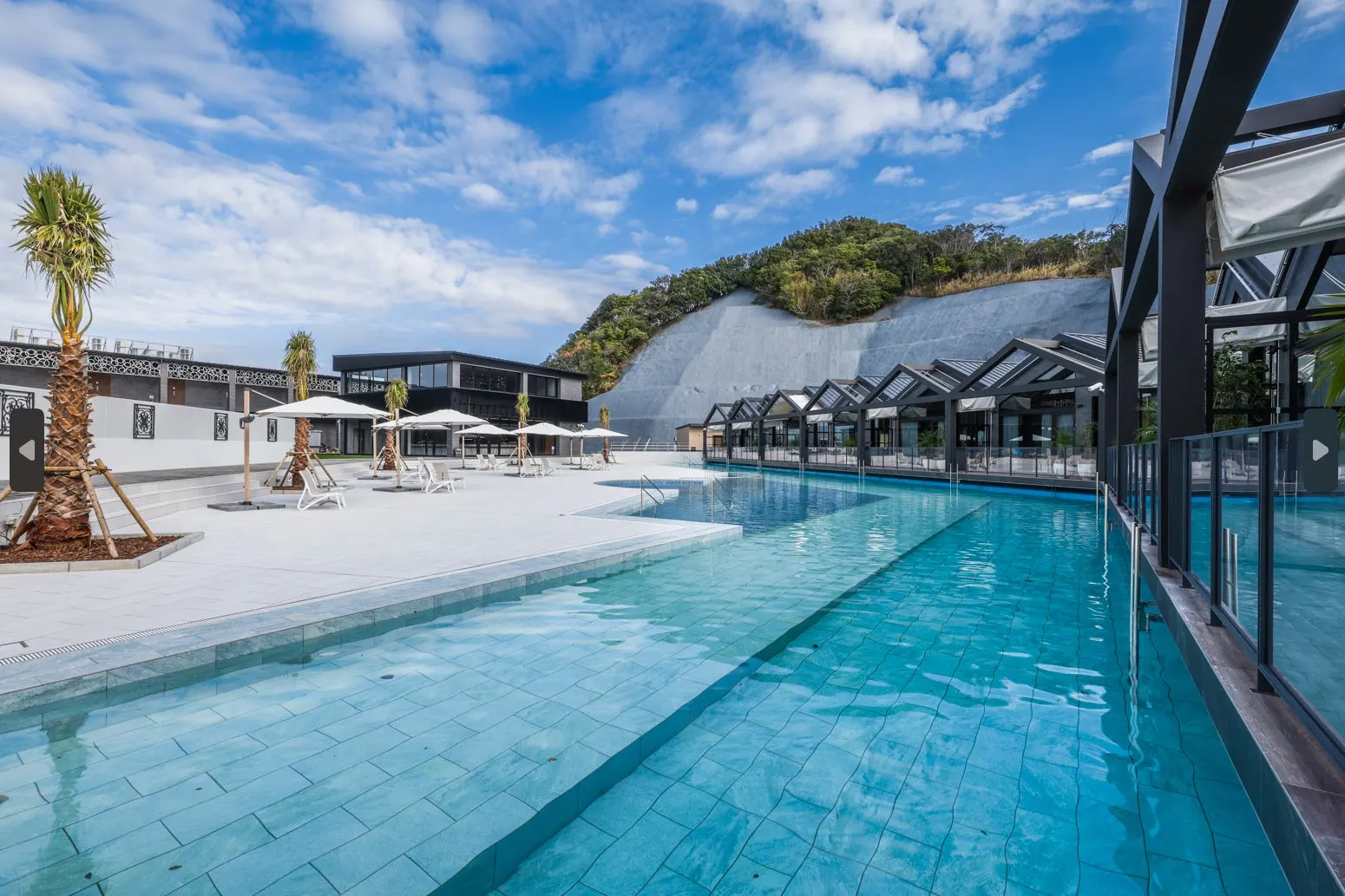 FIVE SPRING RESORT THE SHIRAHAMAの屋外プールと建物(2024年公開資料、撮影年不明)