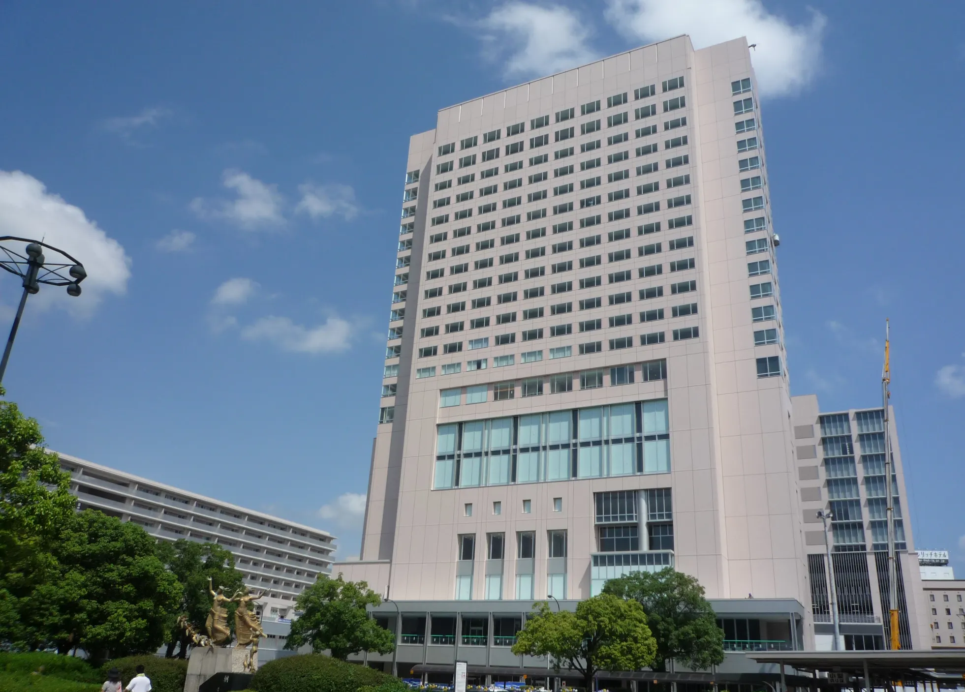 シェラトングランドホテル広島が入居する建物の外観（2010年撮影）